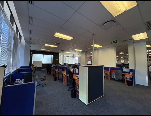 1,587M² OFFICE TO LET IN WOODSTOCK